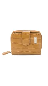 Billetera corta de símil cuero con textura croco, cierre perimetral y solapa con broche a presión. Cuenta con tarjeteros, visor, compartimento para billetes y bolsillo posterior con cierre.