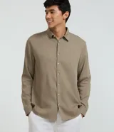 Camisa de manga larga color tostado, corte comfort, con cuello inglés y cierre frontal de botones.