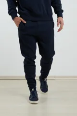 Pantalón jogging de tejido circular con cintura elástica, cordón ajustable y puños elastizados en el ruedo. Cuenta con bolsillos laterales.