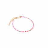 Pulsera de cuentas de colores rosa, verde y naranja, con cierre de mosquetón y cadena de alargue dorados.