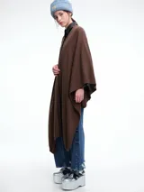 Poncho amplio y liviano de tejido suave con mezcla de cashmere, de diseño abierto y caída fluida.