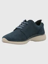 Sneaker de cuero azul marino con cordones al tono, suela de EVA color beige y detalle metalizado en el talón.