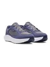 Championes de running Under Armour modelo Charged Versurge, color azul marino con detalles en gris y suela blanca. Presentan una parte superior resistente con revestimientos de gamuza sintética y base textil, plantilla Deluxe Comfort System y mediasuela Charged Cushioning para mayor amortiguación.