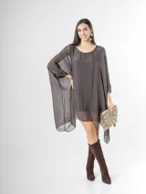 Vestido corto de seda italiana color marrón, con diseño amplio estilo remerón y mangas murciélago transparentes.