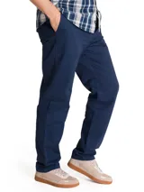 Pantalon chino de corte recto y ajustado, color azul marino, con cierre de cremallera, bolsillos laterales y bolsillos traseros con solapa y botón.
