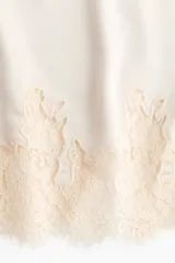Pollera midi de tiro alto con cintura elástica y detalle de encaje en el ruedo.