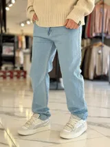 Pantalón de jean de corte recto y tiro mid, en color celeste clásico con efecto lavado.