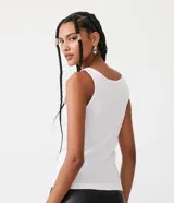 Musculosa negra de algodón con escote en U y corte ajustado.