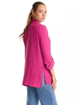 Blusa de tejido piqué color fucsia, con escote en V y pliegue central delantero. Presenta mangas largas con sistema de ajuste mediante presilla y botón, y tajos laterales en el ruedo.