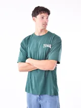 Remera de manga corta color verde bosque, corte oversize, con un pequeño estampado blanco en el pecho que dice "New York City TENNIS".