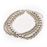 Gargantilla plateada de tres hilos con cuentas redondas de diferentes tamaños.