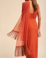 Vestido midi verde esmeralda de fiesta, con escote asimétrico y chal drapeado al cuello.