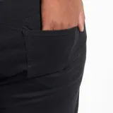 Pantalón slim fit negro, con cierre de botón y cremallera, bolsillos laterales y traseros.