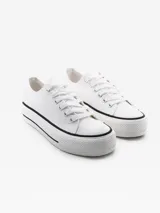 Zapatillas bajas de lona color blanco con suela de goma blanca con línea negra.