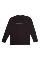 Remera de manga larga marca Mistral, color negro, con cuello redondo y estampa tipográfica pequeña en el centro del pecho.