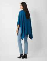 Ruana de tejido suave color azul oscuro, con vivos de ecocuero negro en los bordes.