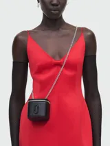 Cartera Marc Jacobs modelo The Mini Vanity, color negro, con logo en relieve y correa de cadena plateada.