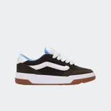 Championes Vans modelo Hylane, inspirados en el estilo skate Y2K. Presentan un diseño robusto en color marrón con detalles en blanco y celeste. Cuentan con Sidestripe lateral, lengüeta acolchada, suela tipo cupsole y suela exterior con textura waffle.