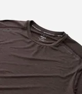 Remera deportiva masculina de manga corta con cuello redondo, confeccionada en tejido técnico con tecnología Dry para mayor transpirabilidad. Presenta detalles reflectantes en los hombros y un diseño liso en color verde melange.