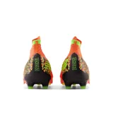 Championes de fútbol New Balance Tekela v4 Pro FG, color naranja con detalles en negro, amarillo y verde.