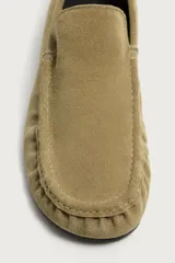 Mocasín casual de hombre fabricado en piel con acabado en serraje, de color tostado. Cuenta con detalle de bordón en el empeine, fruncido en la parte delantera, horma redonda y suela ultrafina.