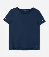 Remera deportiva de manga corta con cuello redondo, confeccionada en tejido texturizado con detalle reflectante y pliegue en la espalda.
