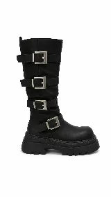 Botas biker de caña alta color negro, con suela chunky y cuatro hebillas metálicas plateadas XL a lo largo de la caña. Cuentan con cierre lateral interno.