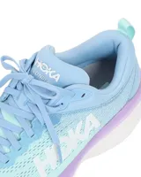 Championes Hoka Bondi 8 color celeste con detalles en lila y blanco.