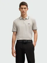 Remera polo de manga corta Boss, confeccionada en tejido de punto piqué. Presenta cuello y puños con detalles en contraste, cierre frontal de botones y logo de la marca bordado en el pecho.