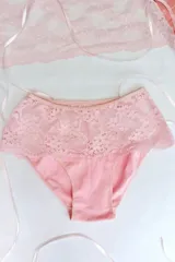 Bombacha de tiro alto color rosa, confeccionada en algodón elastizado y puntilla elastizada.