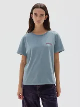 Remera de manga corta con efecto de lavado desgastado, cuello redondo y detalle de bordado en el pecho.