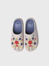 Pantuflas para mujer color beige melange con diseño bordado de flores coloridas en el empeine y suela revestida en yute trenzado.