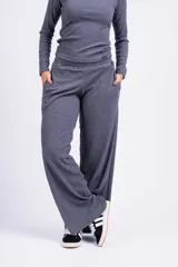 Pantalón palazzo blanco de corte amplio con cintura elástica.