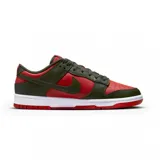 Championes Nike Dunk Low Retro con diseño de paneles en cuero, combinando tonos rojo y verde oliva. Presenta el logo Swoosh lateral, suela de goma blanca con base roja y cierre de cordones al tono.