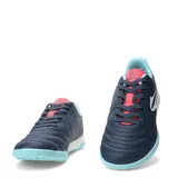 Championes de fútbol 5 Topper modelo San Ciro V TF, color azul marino con detalles en celeste y rosado. Presentan suela con tapones bajos para césped sintético y logo de la marca en el lateral.