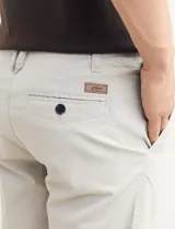 Bermuda de gabardina color verde medio, corte recto y largo a la rodilla.