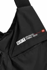 Bolso impermeable negro de gran capacidad confeccionado en nylon de alta densidad, con recubrimiento interno plástico, correa ajustable y bolsillos externos e internos con cierre.