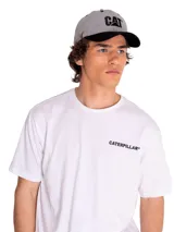 Gorro tipo gorra de visera curva con diseño bicolor, cuerpo gris melange y visera negra. Cuenta con el logo bordado de la marca Caterpillar en la parte frontal y correa ajustable en la parte posterior.
