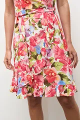 Vestido corto cruzado con estampado floral, escote en V, mangas cortas con vuelo, lazo ajustable en la cintura y detalle de volados en el borde inferior.