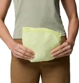 Campera impermeable con tecnología Omni-Tech, costuras selladas y forro de malla transpirable. Cuenta con capucha ajustable, cierre frontal, bolsillos laterales con cremallera, puños ajustables y dobladillo con cordón.