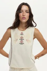 Top musculosa de denim crudo, sin mangas, con escote redondo y delicados bordados étnicos y florales multicolores en el frente.