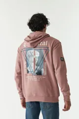 Canguro con capucha de algodón y poliéster en color rosado. Presenta una estampa gráfica en la espalda con diseño de estatua clásica y tipografía, además de un logo en grifa de goma en la manga.