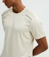 Remera deportiva de corte regular, confeccionada en tejido técnico con tecnología Dry para mayor transpirabilidad. Presenta cuello redondo, mangas cortas y detalles reflectantes y texturizados en los hombros.