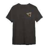 Remera blanca de algodón premium con cuello redondo y manga corta. Presenta un pequeño bordado o estampado en el pecho izquierdo con el diseño de una porción de pizza delineada en negro, con detalles internos en amarillo y naranja.