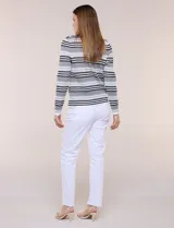Cardigan de tejido de punto acanalado con diseño de rayas horizontales en tonos negro, blanco y gris, escote redondo y cierre frontal completo con cremallera.