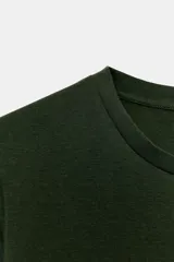 Camiseta cropped color amarillo, de corte slim fit, cuello redondo y manga corta.