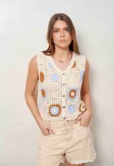 Chaleco tejido a crochet de diseño floral multicolor, con escote en V y cierre frontal de botones.