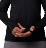 Buzo deportivo Columbia Titanium de media cremallera, color negro, con mangas largas y orificios para los pulgares en los puños. Cuenta con tecnología Omni-Wick para absorción de humedad y protección solar Omni-Shade UPF 50.