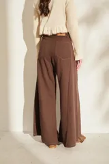 Pantalón de lino blanco de corte wide leg, con diseño amplio y costuras pespunteadas a contratono.