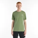 Remera deportiva de cuello redondo y manga corta, confeccionada en tejido técnico con tecnología de secado rápido NB DRY. Presenta un diseño liso en color verde oliva con el logo de la marca estampado en blanco en el pecho.
